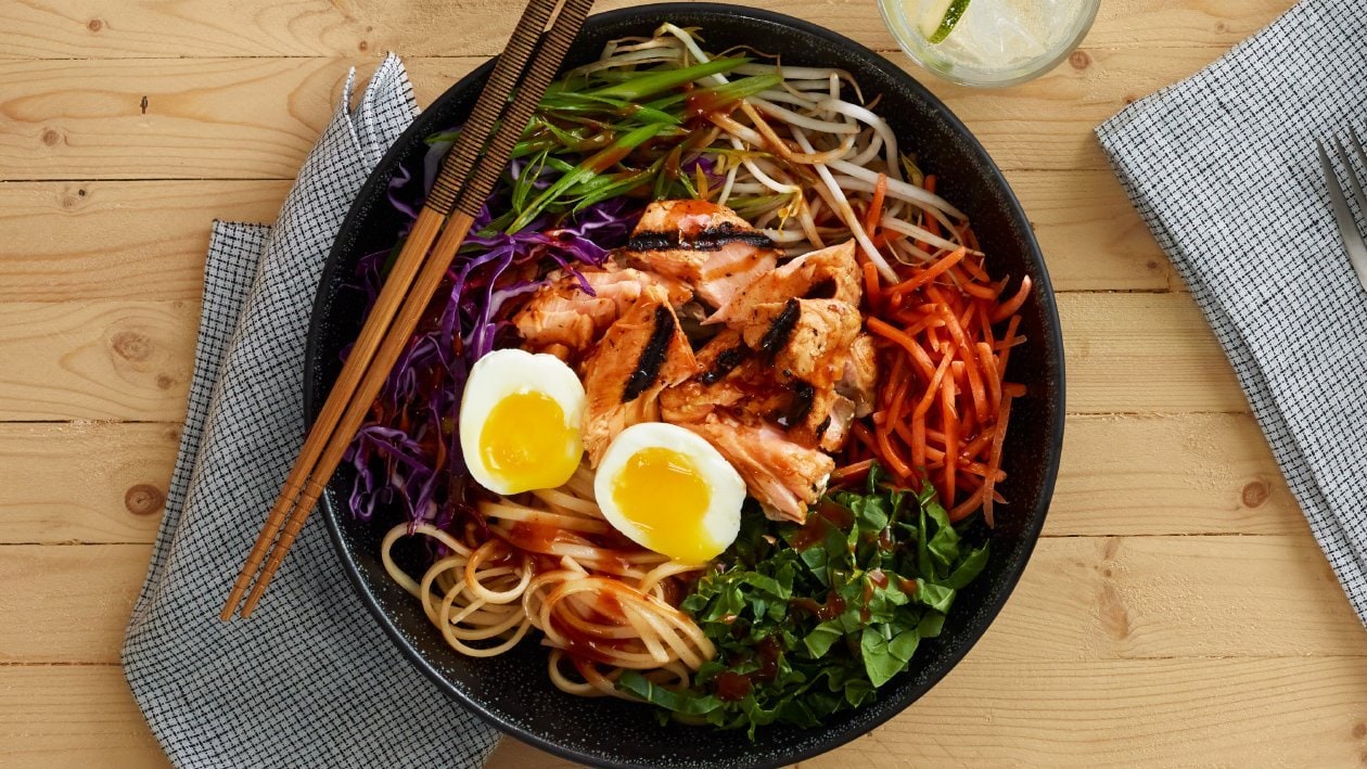 Salada Asiática de Noodles com Salmão Grelhado picante – - Receita