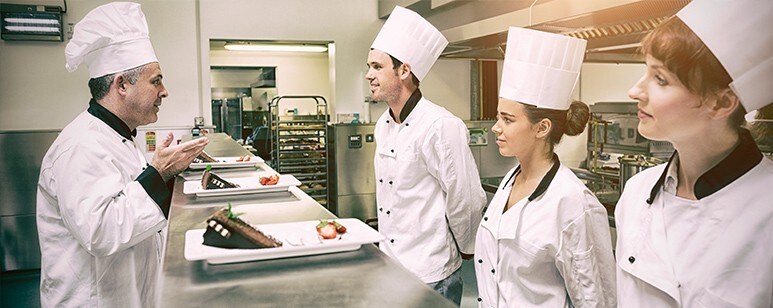 Chefs e colaboradores de estabelecimento de restauração