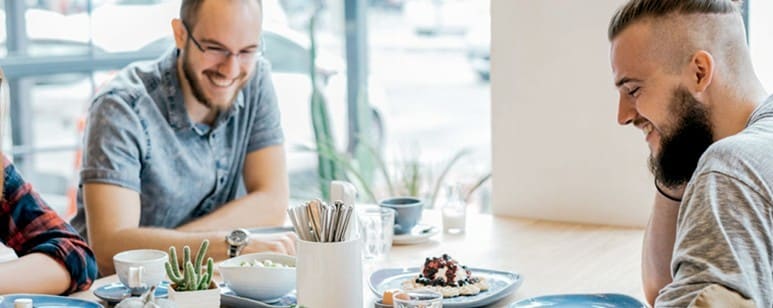 Pessoas a desfrutarem refeição em estabelecimento de restauração