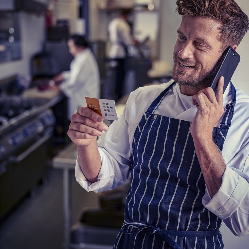 Chef ao telefone a tratar de encomenda