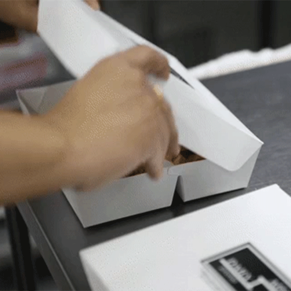 Pessoa a embalar refeições