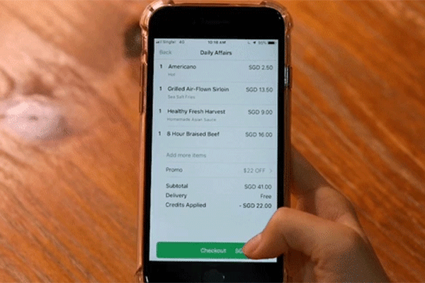 Pessoa a procurar serviços de entrega ao domicílio
