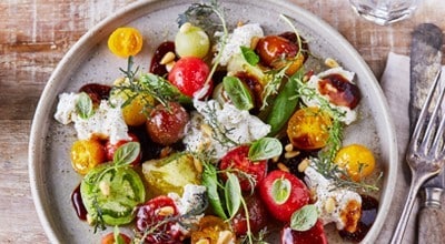 Salada de Burrata e Mistura de Tomate