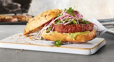 Hambúrguer Vegan com Coleslaw e Maionese de Ervas