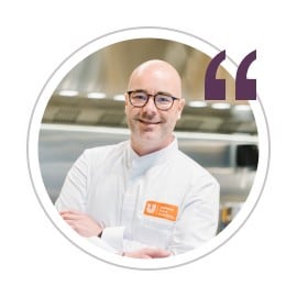  “É uma sobremesa simples, fácil de preparar, mas versátil e saborosa. Pode utilizar diferentes coberturas e moldes que estão facilmente disponíveis. O melhor de tudo é que é óptima para partilhar.”