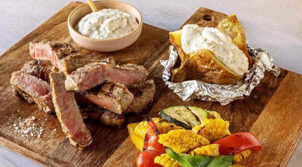 Entrecôte Grelhado com Legumes e Batata na Prata com Molho de Ervas