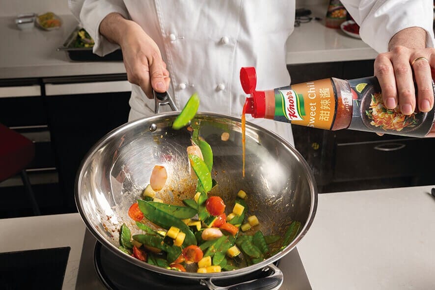 Chef a saltear verduras em wok com Knorr Molho Sweet Chili