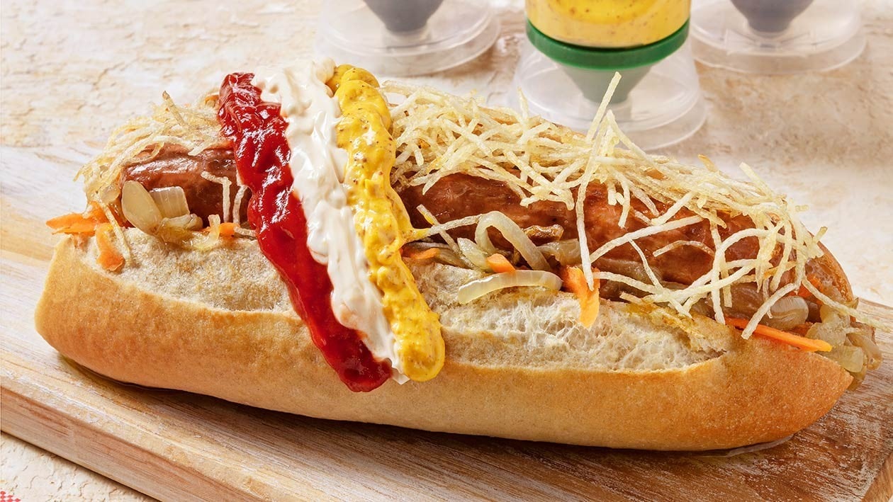 Cachorro com salsicha, cebolada, pão e Top Downs