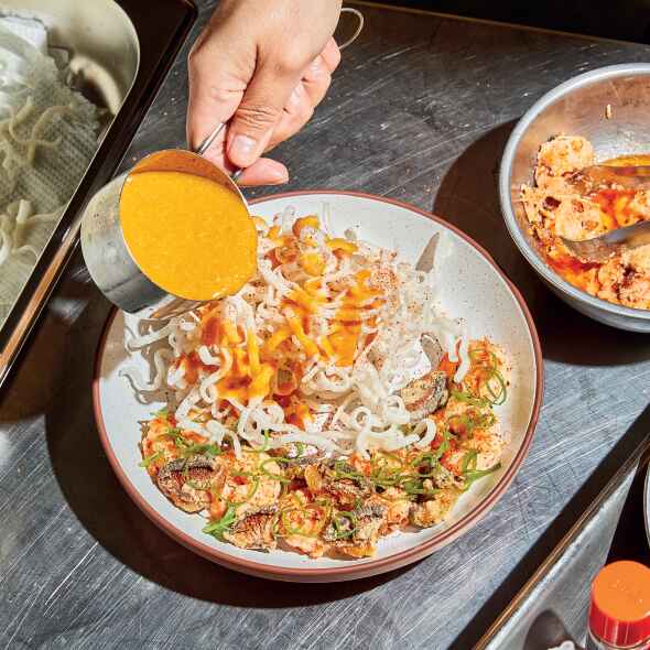 Noodles crocantes com bisque de camarão