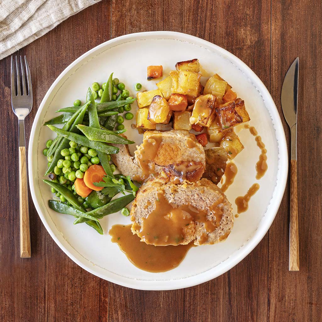 Rolo de Carne com Farinheira, Batata Assada e Legumes Salteados