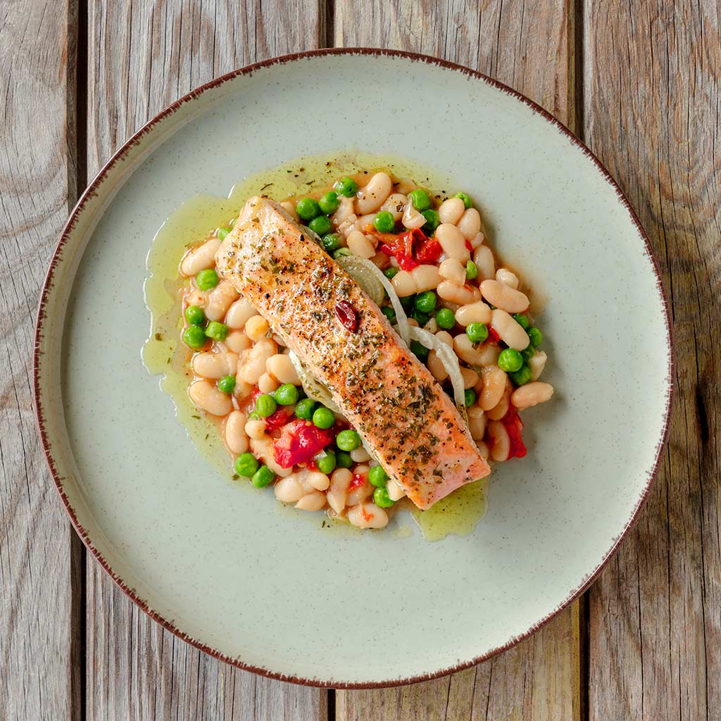 Salmão no forno com estufado de feijão e ervilhas