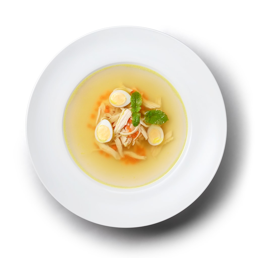 Canja de galinha com ovo de codorniz