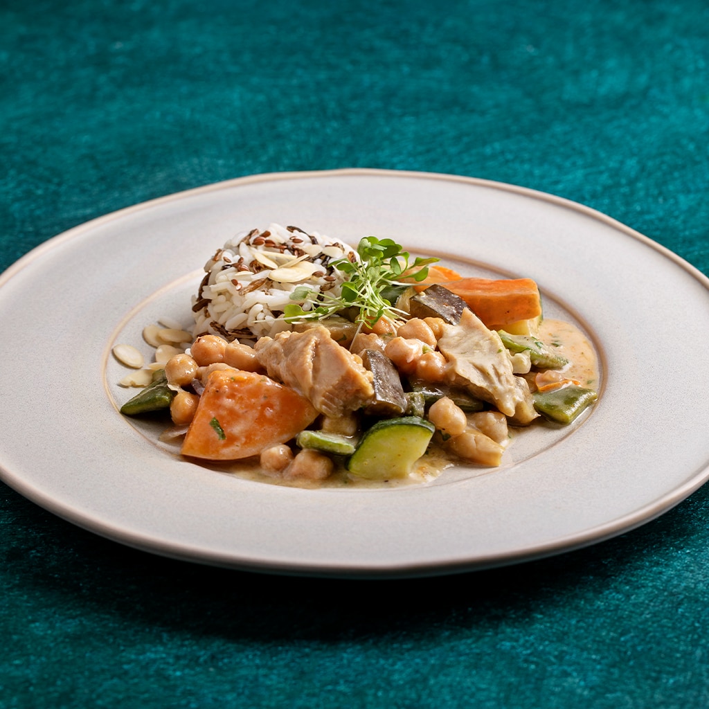 Estufado de legumes com caril, arroz selvagem e amêndoa