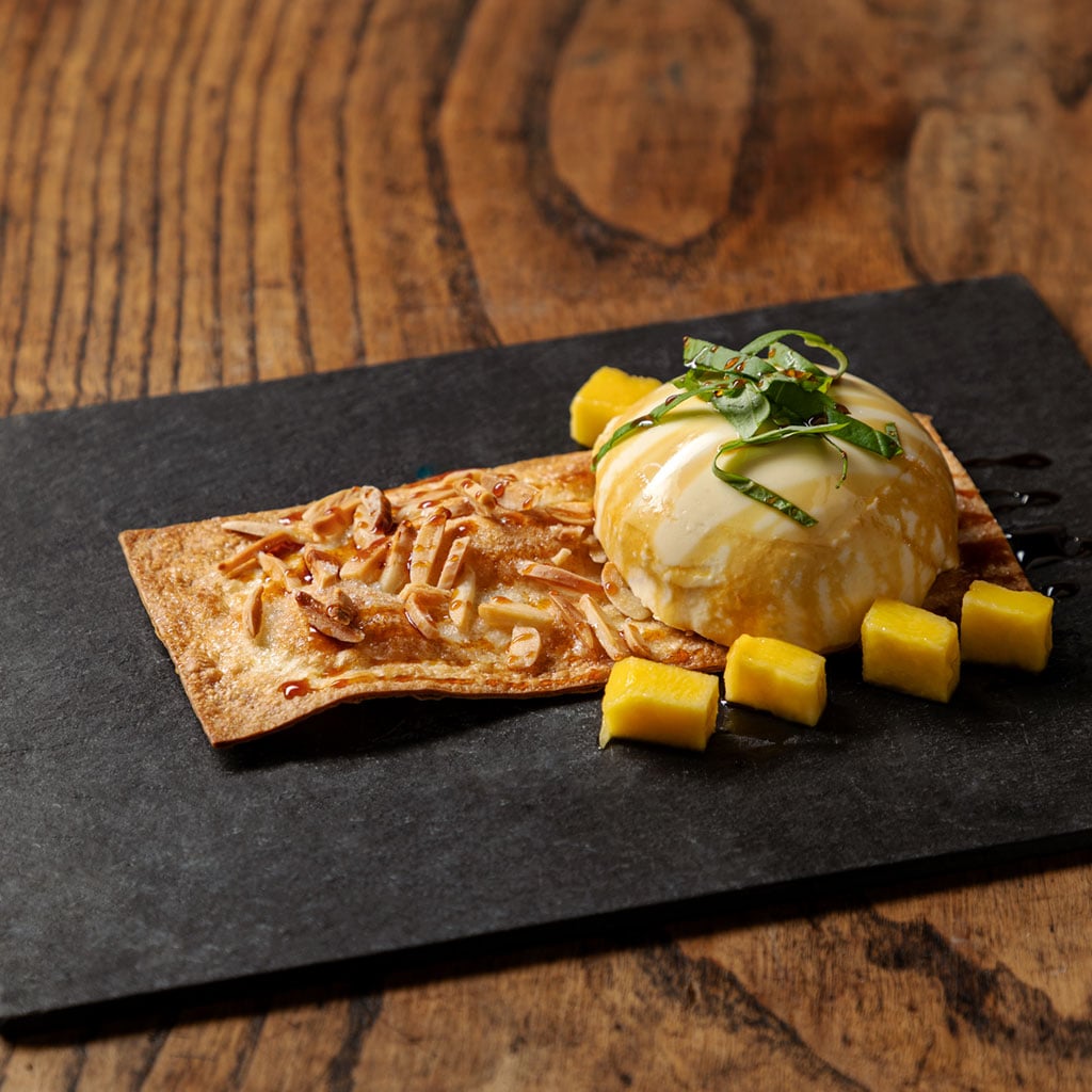 Pannacotta de Manga com crocante de amêndoa