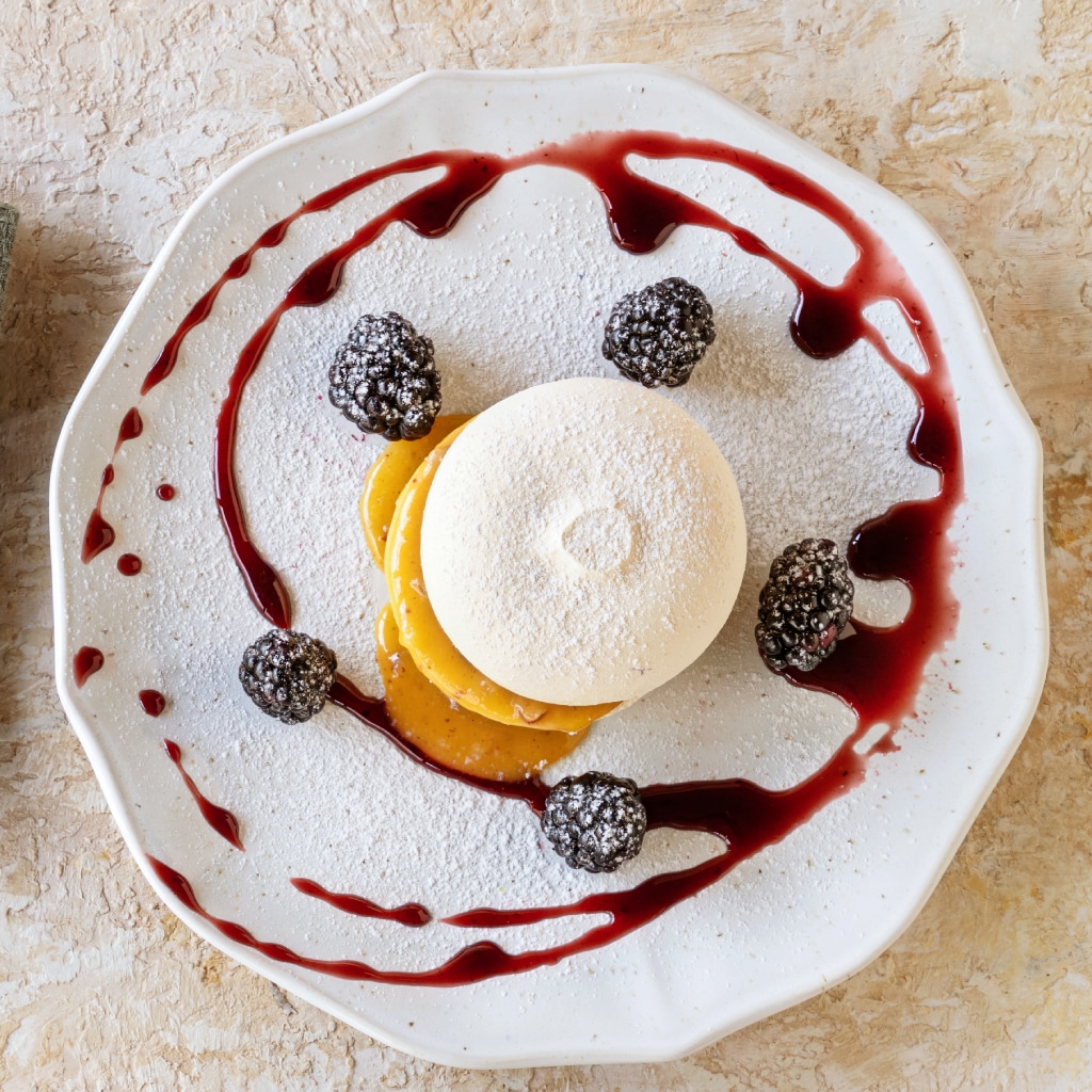 Suspiro, doce de amêndoa e amoras