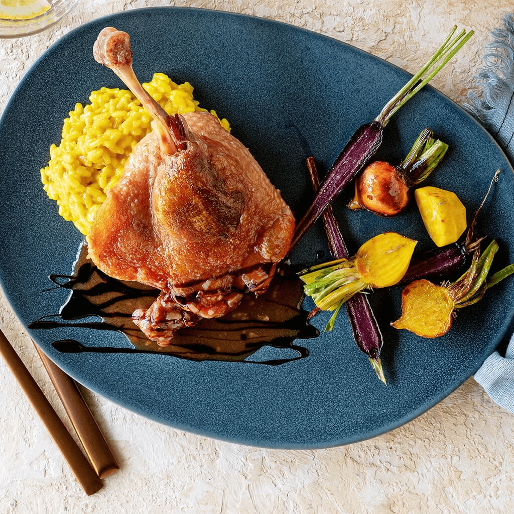 Perna de pato confitada com risoto à milanesa e redução de balsamico