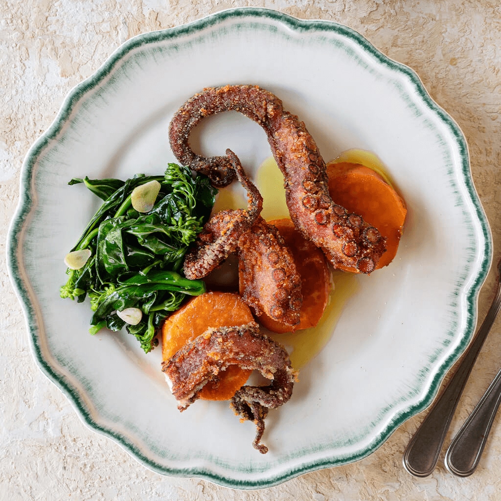 Polvo panado com batata doce e grelos salteados
