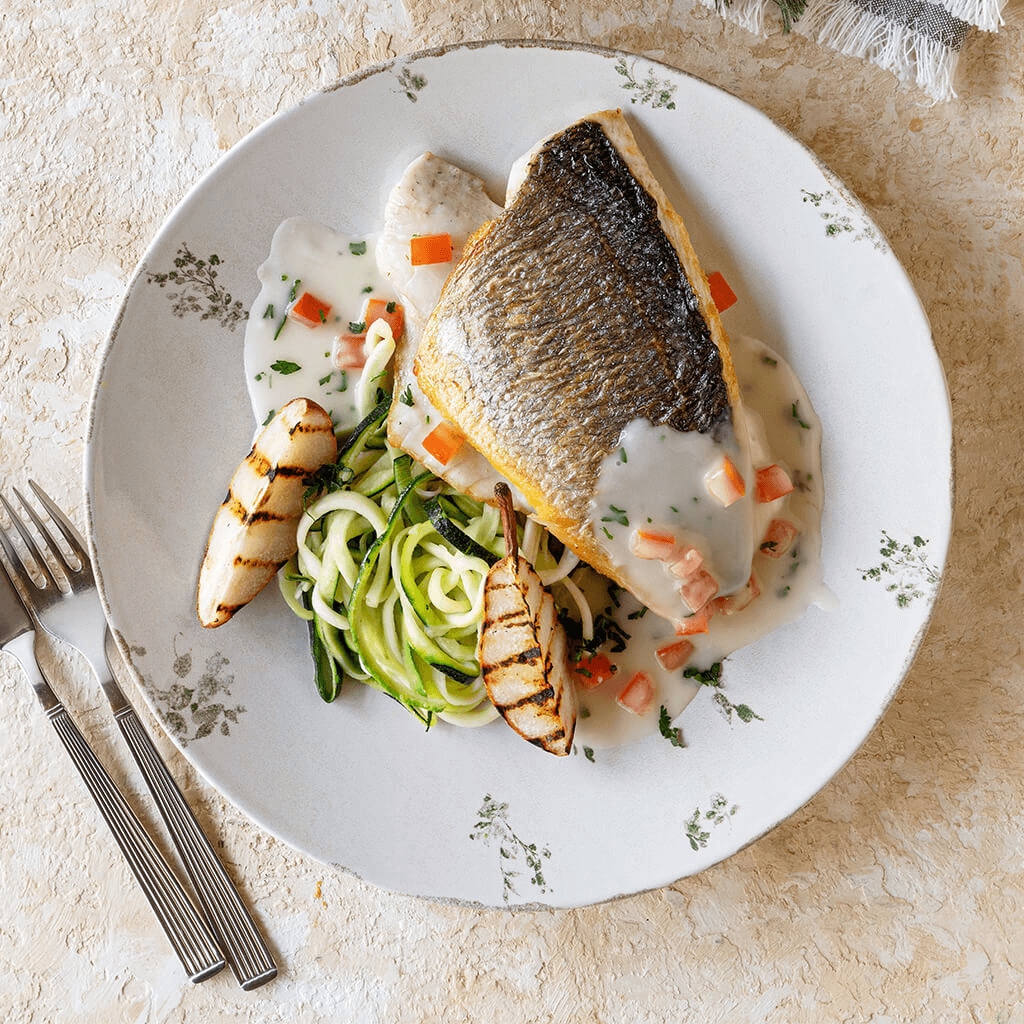 Filete de Dourada com aveludado de peixe, pera grelhada e esparguete de courgete
