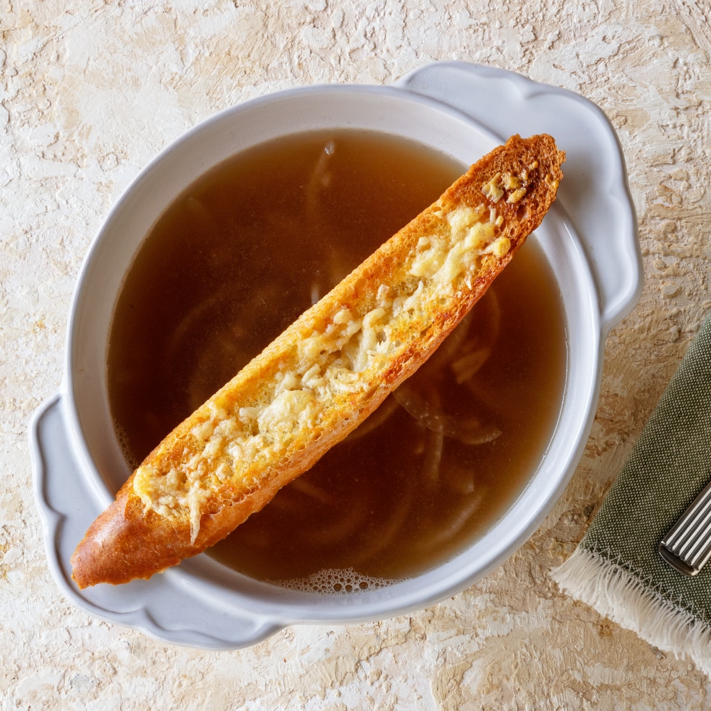 Sopa de cebola com crostinni de parmesão