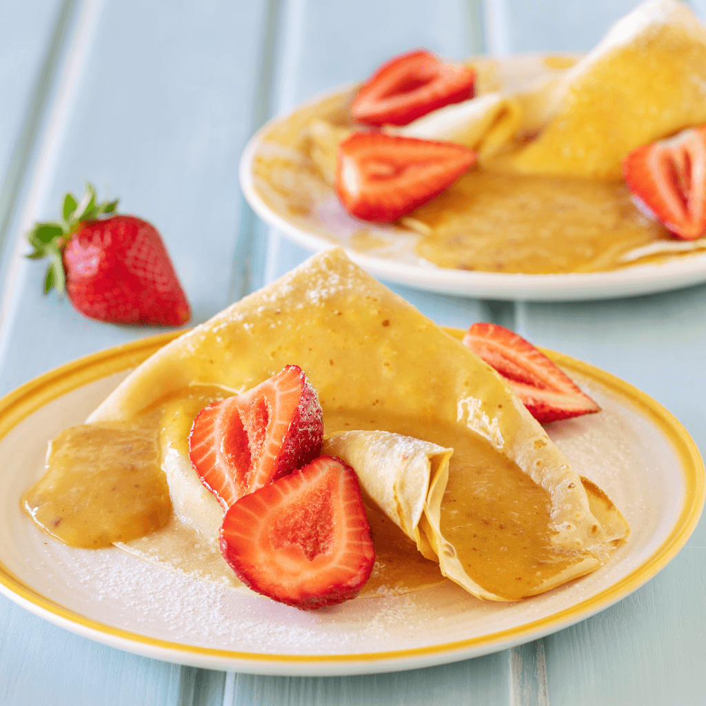 Crepe de verão com doce de amêndoa e morangos