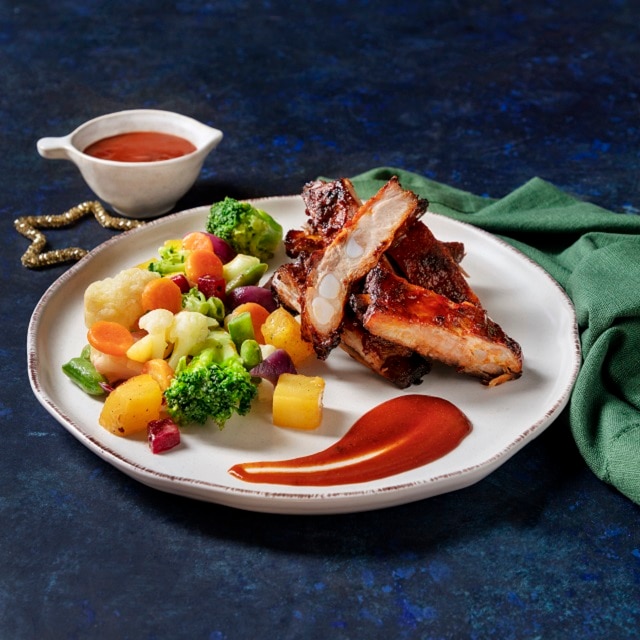 Entrecosto americano com legumes salteados e ananás