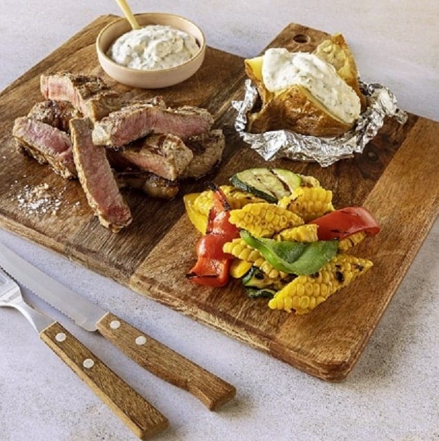 Entrecôte Grelhado com Legumes e Batata na Prata com Molho de Ervas