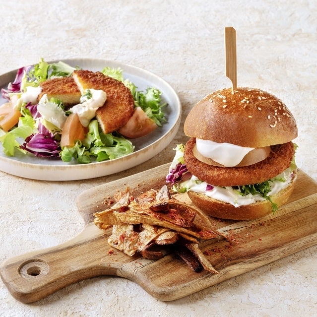 Hamburguer Crocante de "Frango" no Pão e no Prato