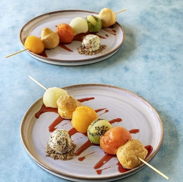 Espetada de Profiteroles com Frutas e Gelado