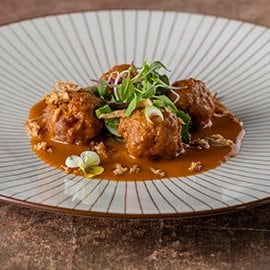 Almôndegas de Porco com Molho Demi Glace e Caril