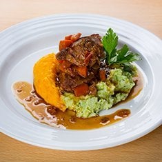 Bochechas de porco estufadas e duo de purés