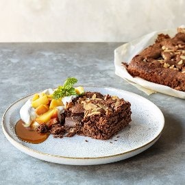 Brownie Vegan de Chocolate com Maçã Caramelizada