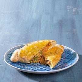 Empanada de amêijoa com alho francês e cebolo