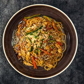 Esparguete com Frango e Legumes