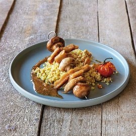 Espetada de "Não Frango" com cogumelos com salada de bulgur, tomate cereja e molho italiano