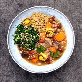 Estufado de cogumelos com lentilhas e couve galega