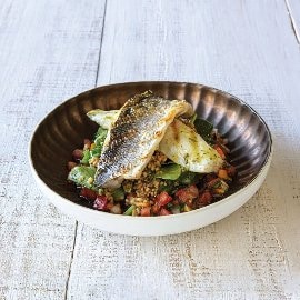 Filete de Robalo com Salteado de Bulgur Teriyaki, Espinafres e Vinagrete Italiano