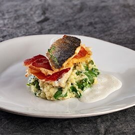 Filetes de robalo com presunto e esmagada de batata