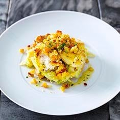 Filetes Gratinados com Broa, Batatinhas Assadas e Couve Salteada