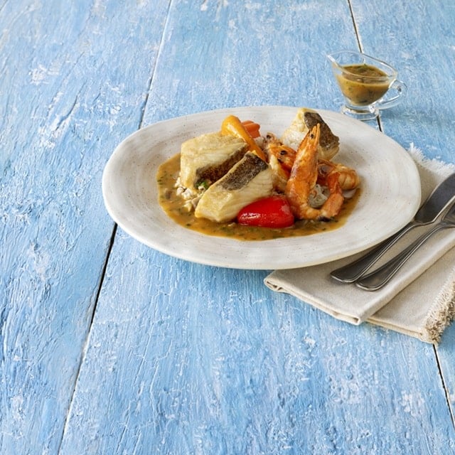Fritada de bacalhau com camarão, pimentos e arroz basmati