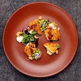 Hambúrguer vegetal com puré de couve flor e ervilhas estufadas