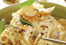 Linguini com Queijo e Molho de Cogumelos