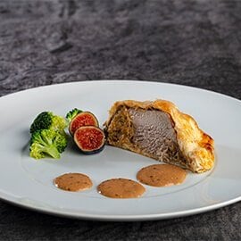 Lombo de porco wellington com figos e brócolos