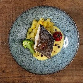 Lombo de robalo corado com aveludado de peixe e açafrão