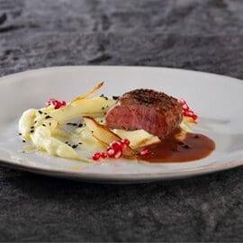 Magret de pato com puré, cebola caramelizada e molho de frutos silvestres