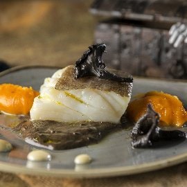 Medalhões de Bacalhau com Falsos Cogumelos Chanterelle, Batata Doce e Alioli de Mel