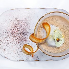 Panna Cotta de Café servida com Mel e Biscoito