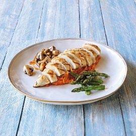 Peito de Frango grelhado, com cogumelos e espargos verdes e Esmagada de Batata Doce