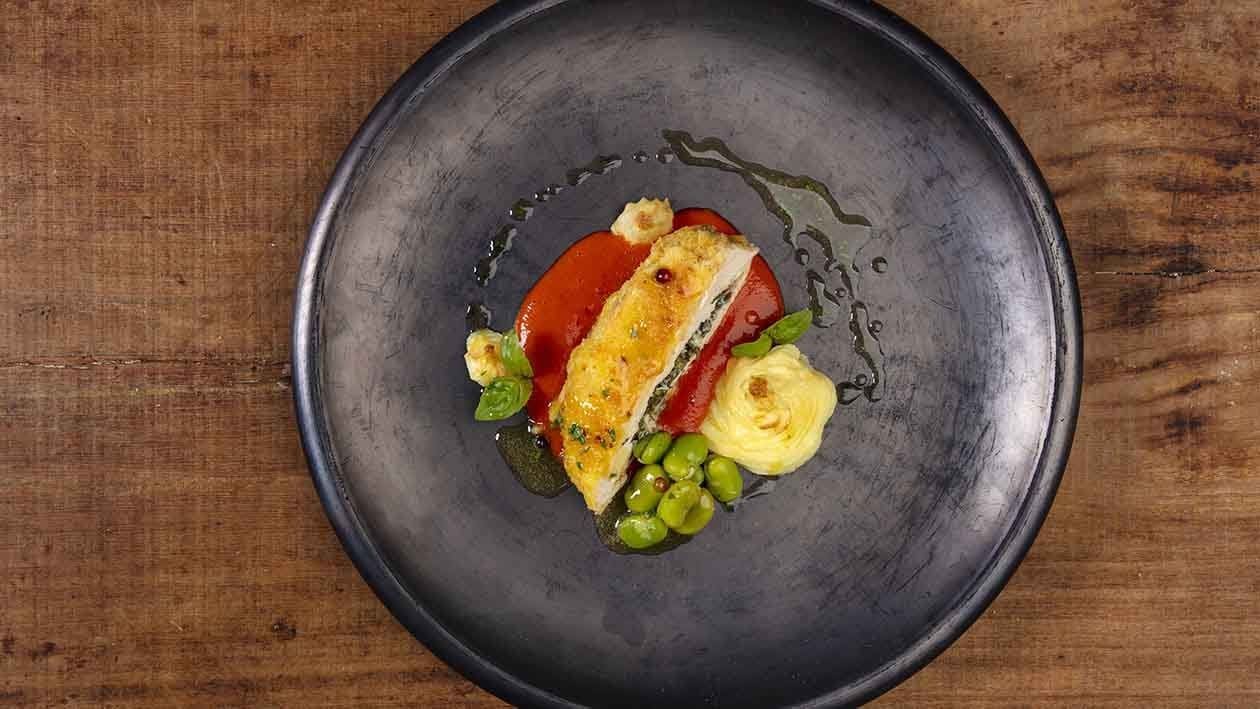 Peito de frango panado e recheado com maionese de manjericão