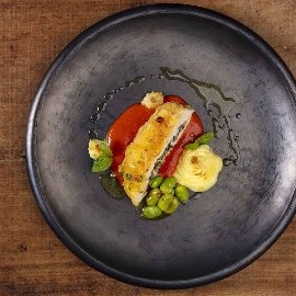 Peito de frango panado e recheado com maionese de manjericão