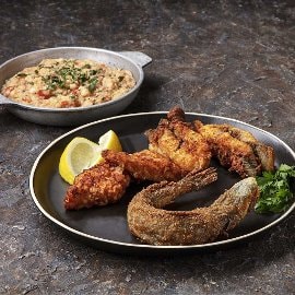 Peixe frito com açorda de tomate e feijão